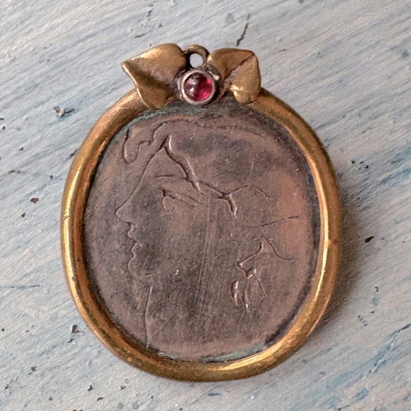 Santorini, Greece, artisan made etched silver pin with gold rim & red cabachon - Picture 5 of 13